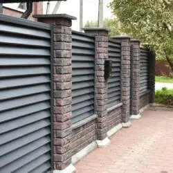 Забор из бетонных блоков Brick с заполнением жалюзи