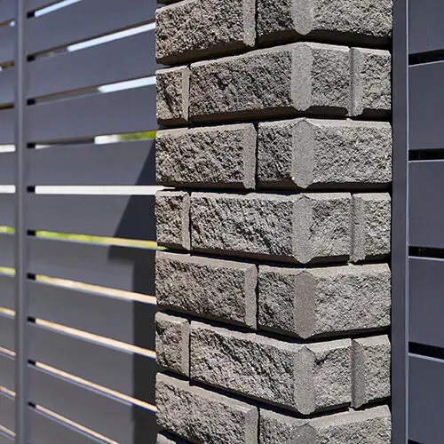 Забор из бетонных блоков Brick